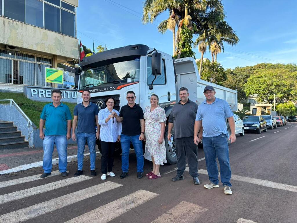 Secretaria da Agricultura recebe novo caminhão basculante