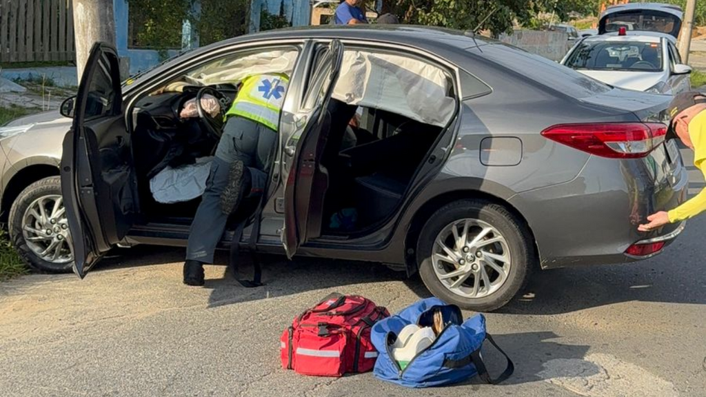 Motorista perde controle da direção e bate contra poste na Avenida Brasil, em Imbituba