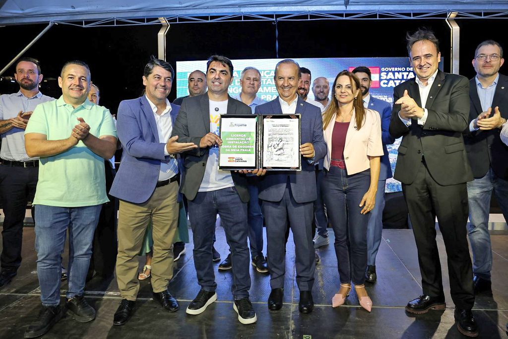 Governo do Estado entrega licença para alargamento da faixa de areia na Praia de Meia Praia em Itapema