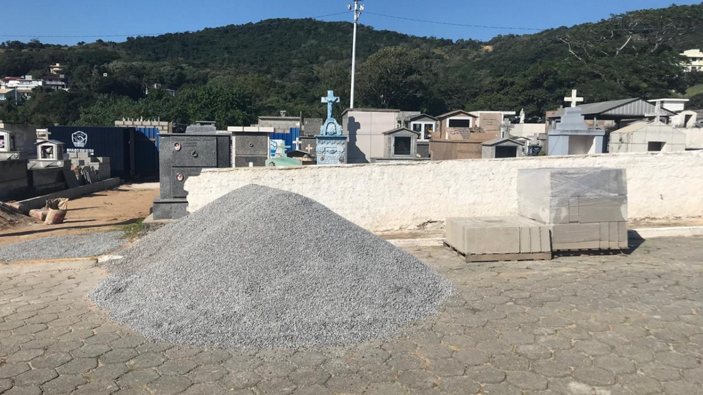 Moradores reclamam de entulho e materiais espalhados em frente ao Cemitério Municipal de Garopaba