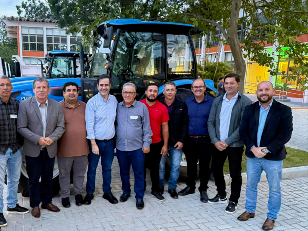 TIAGO ZILLI DESTINA TRATOR PARA O SINDICATO RURAL DE SÃO JOÃO DO SUL