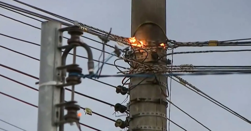 Ciclone bomba chega com ventania que incendeia postes e deixa mais de 20 mil sem luz em SC