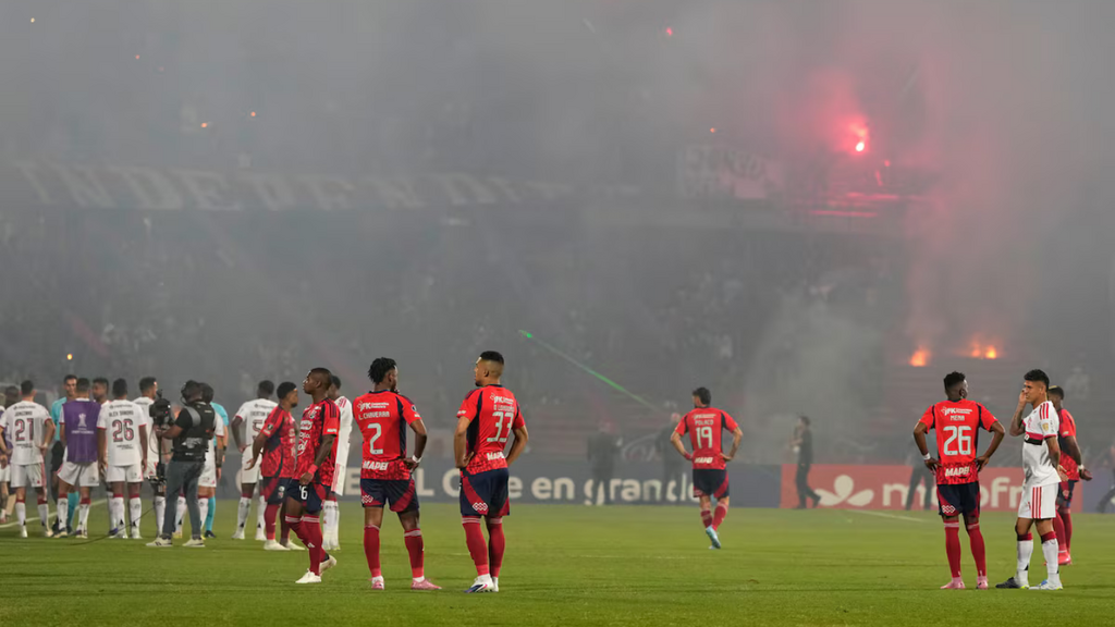 Independiente Medellín x Flamengo é cancelado após invasão e violência nas arquibancadas