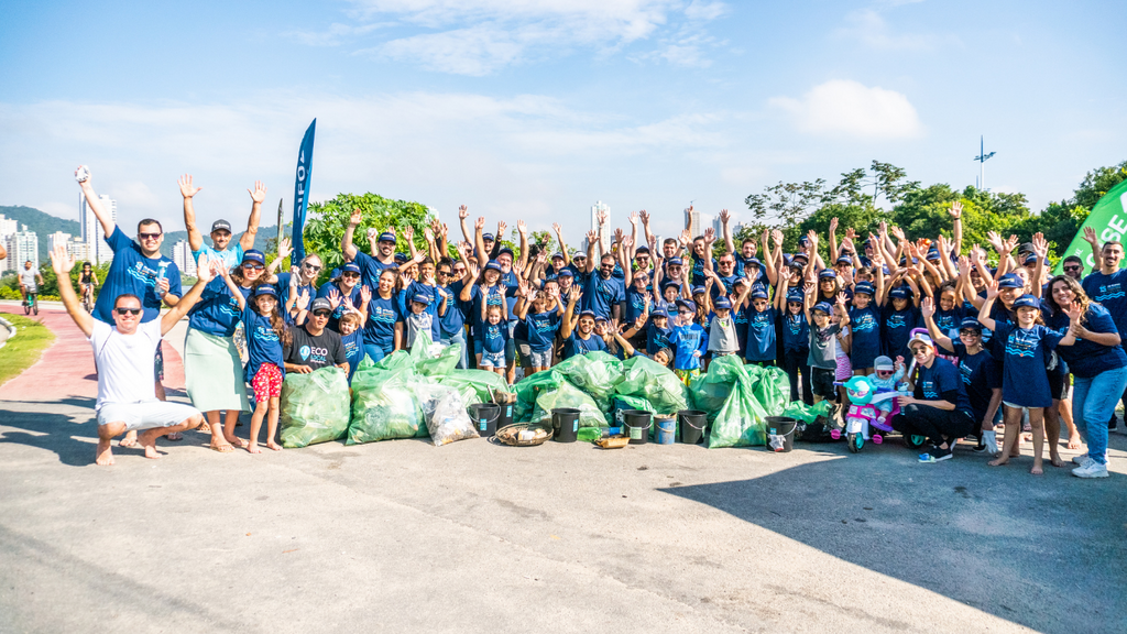 TransforMar mobiliza voluntários em mutirão de limpeza nas praias catarinenses