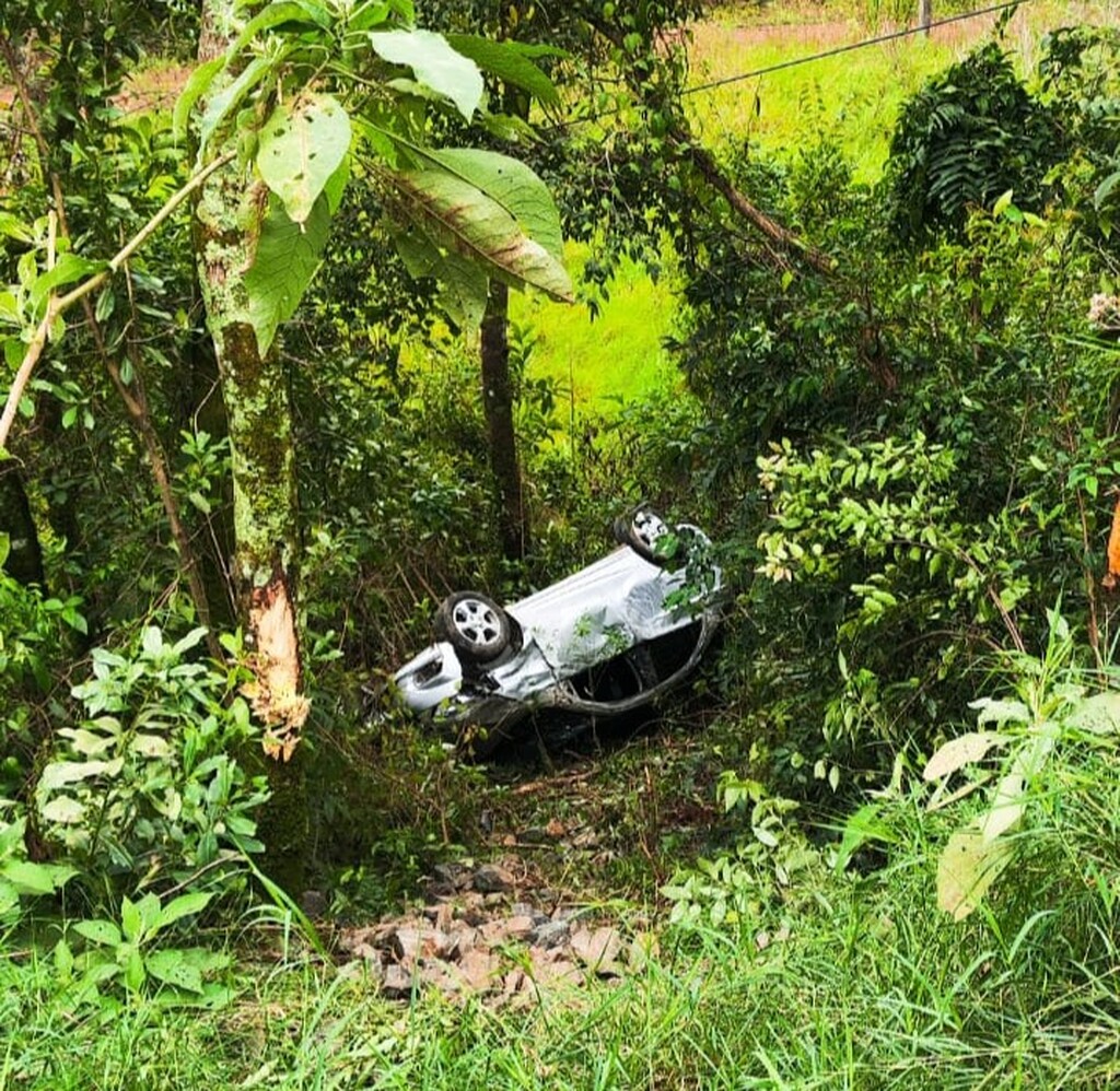 Carro cai em ribanceira após colisão durante ultrapassagem em Arvoredo
