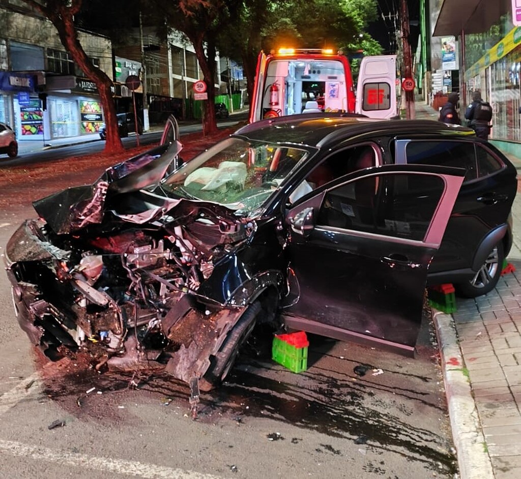 Motorista fica ferido após bater carro contra árvore em Chapecó