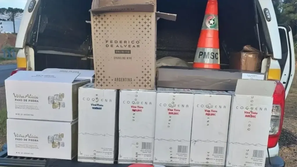 Polícia Rodoviária apreende quase 100 garrafas de bebidas contrabandeadas em Caçador