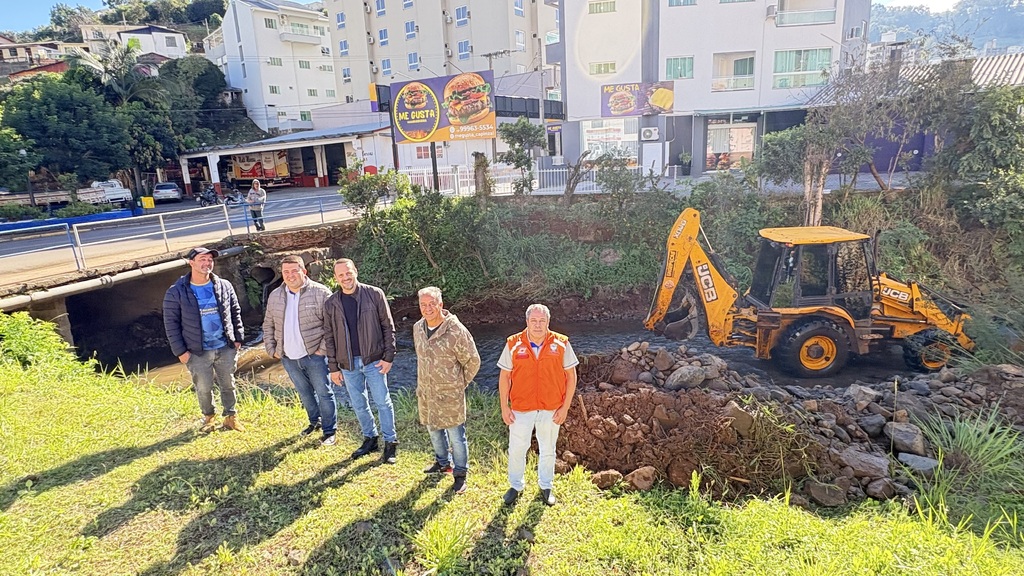 Capinzal inicia ações de contenção para reduzir riscos de alagamentos no Rio Capinzal
