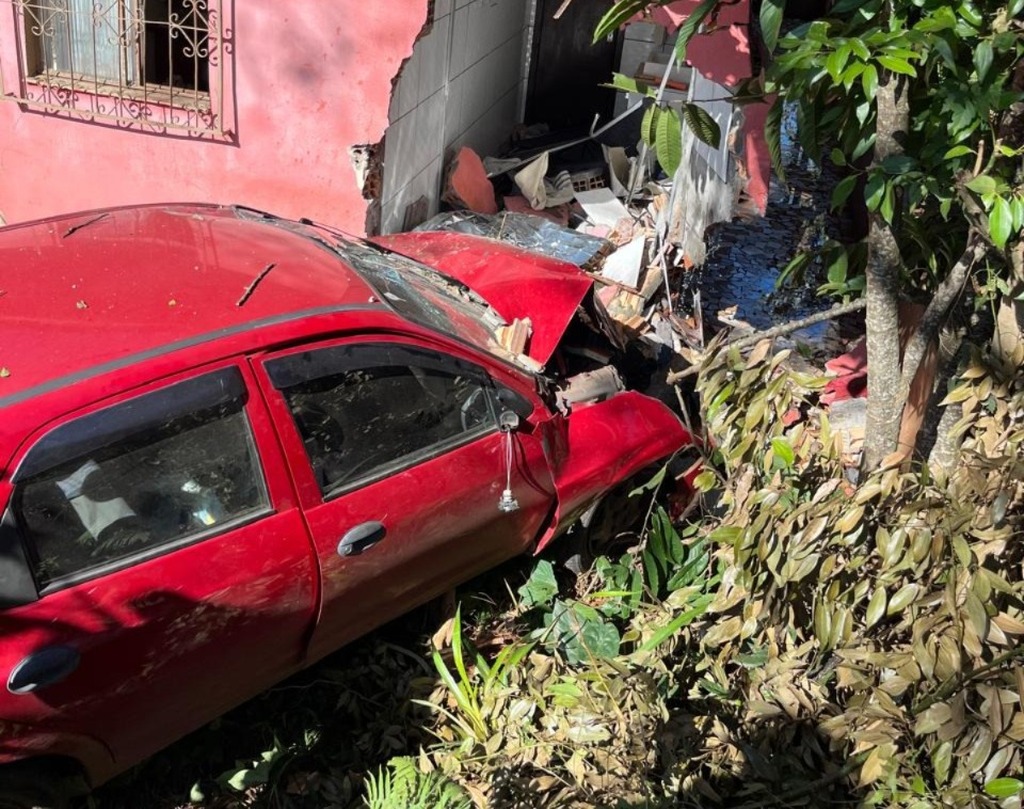 Idoso morre após carro sair da pista atingir residência no Oeste, na manhã de segunda-feira (11)