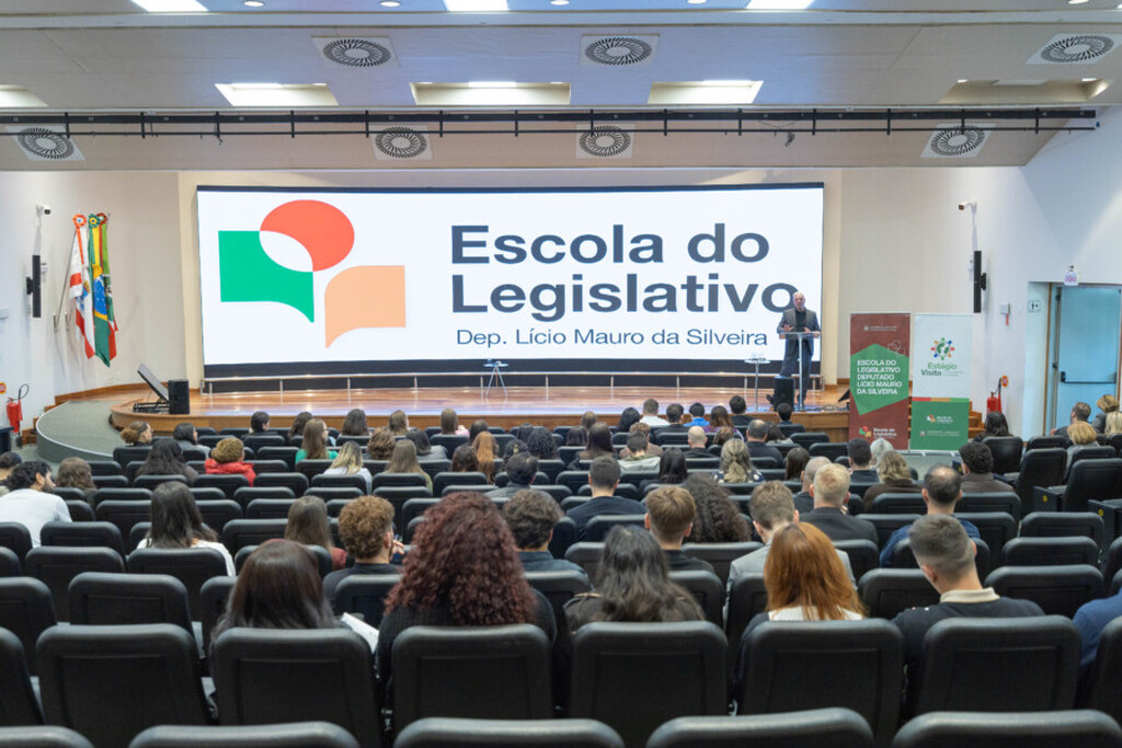 Programa Estágio Visita amplia participação de jovens na formação política e cidadã