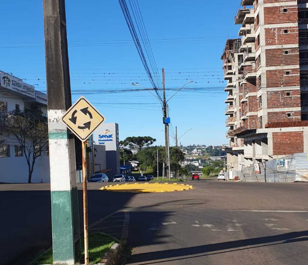Demutran instala novas rotatórias em ruas de São Miguel do Oeste