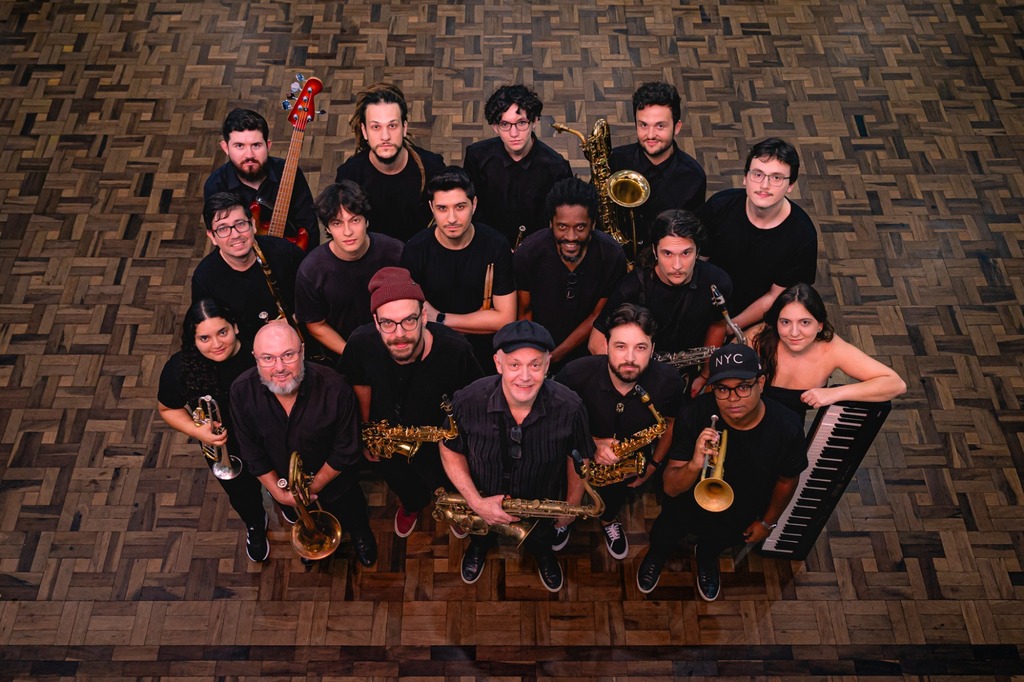 Músicos de big band jovem em contagem regressiva para estreia