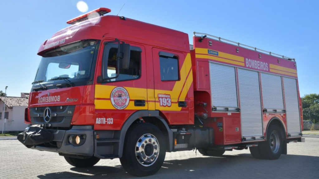 Imagem Reprodução Internet - Incêndio de grandes proporções destrói apartamentos e mobiliza bombeiros em Ibiraquera