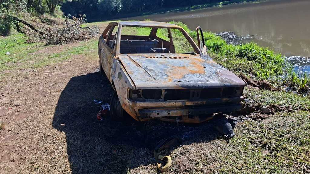 Carro completamente incendiado é encontrado nas margens da BR-153 em Irani, na manhã de terça-feira, dia 12