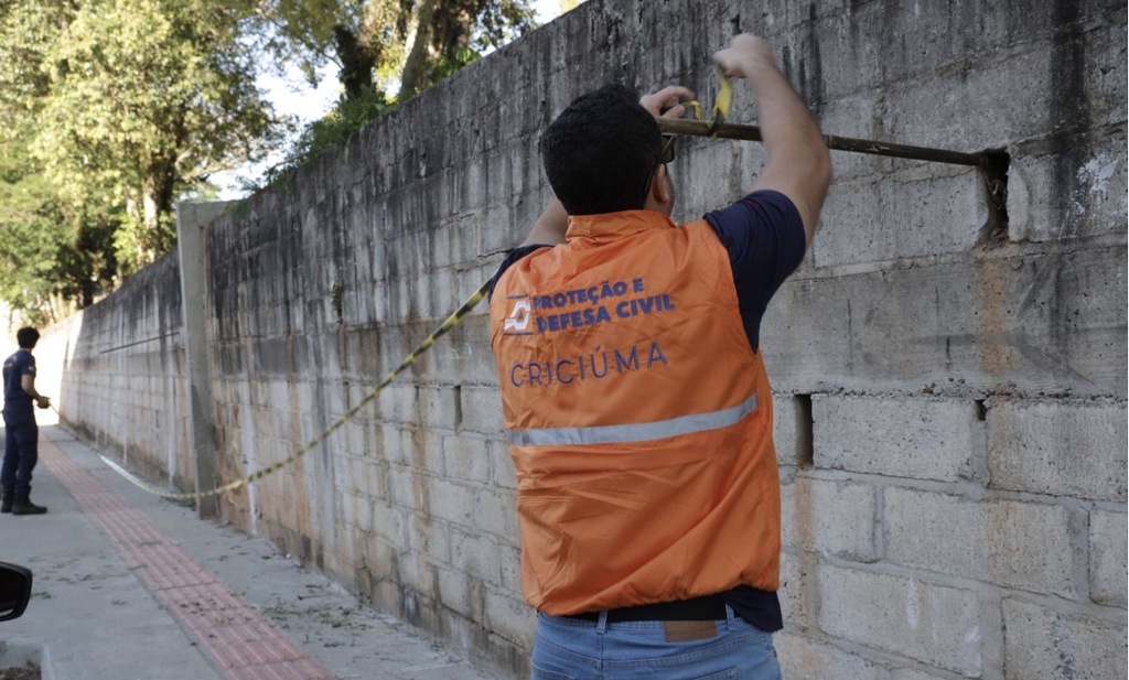 Defesa Civil de Criciúma interdita muro de contenção na rua General Lauro Sodré, no Comerciário