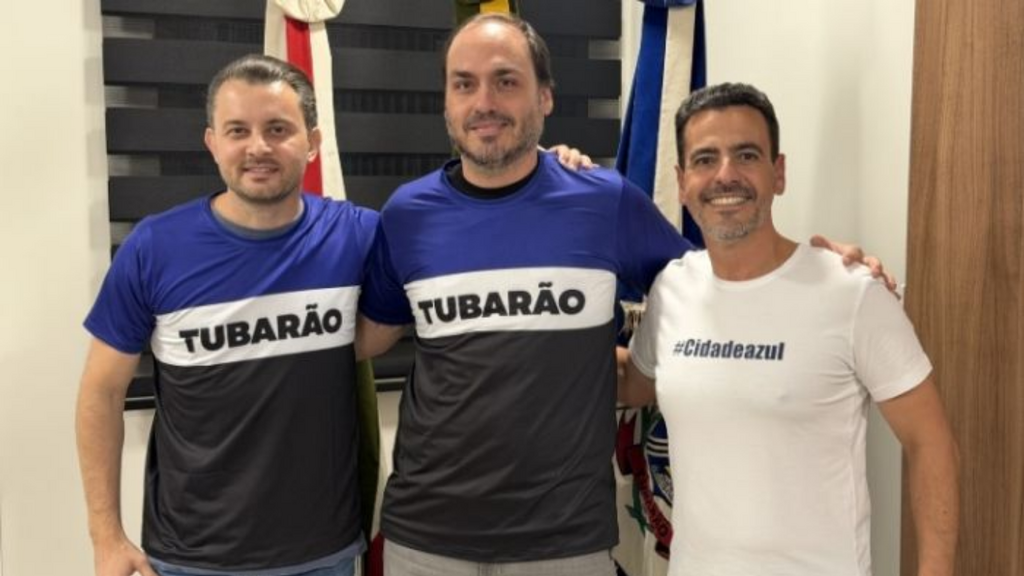 PL discute eleições de 2026 durante agenda de Carlos Bolsonaro em SC