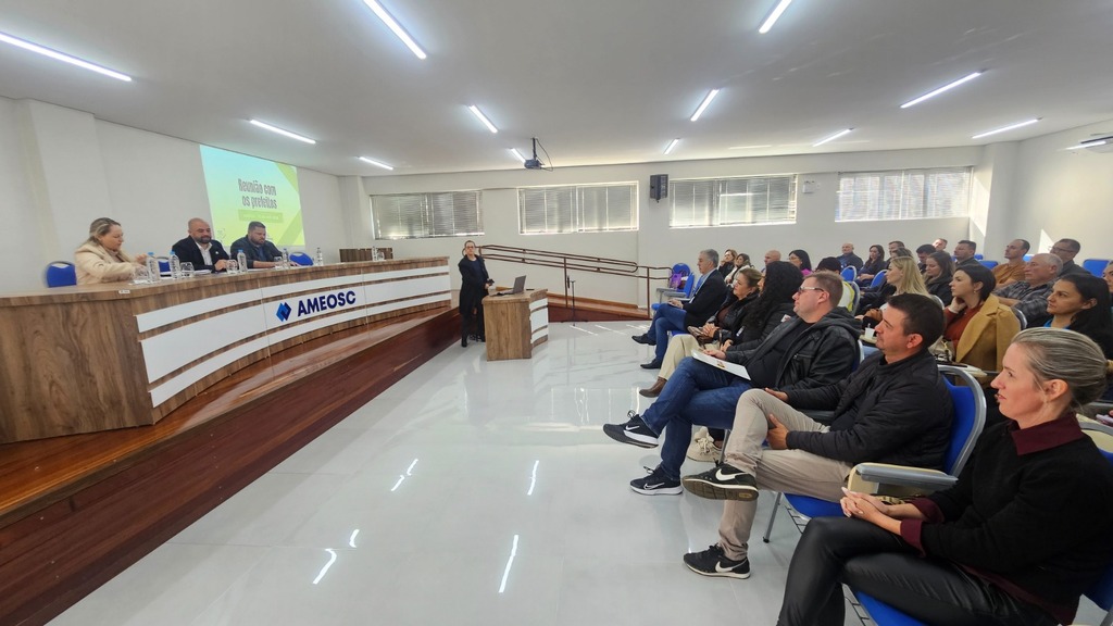 Ameosc reúne lideranças com secretário de Estado da Saúde para tratar de demandas locais