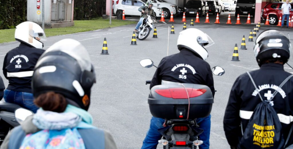 Curso de pilotagem segura capacita servidores que utilizam motocicletas em Joinville