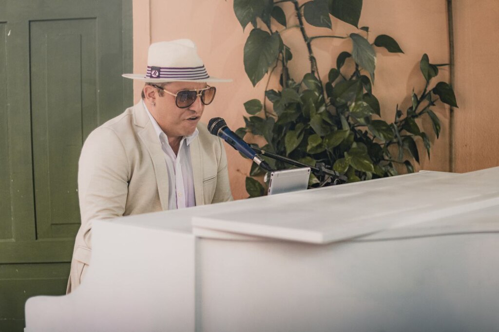 Joinville tem seu Elton John, e ele se apresenta de graça no domingo