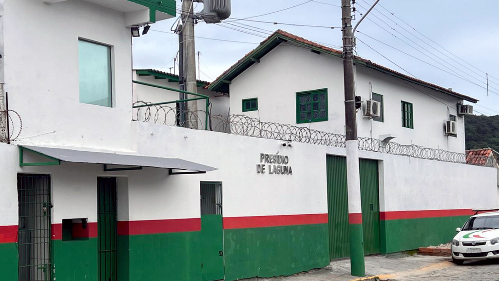 Descumprimento de medida cautelar leva homem à prisão em Laguna