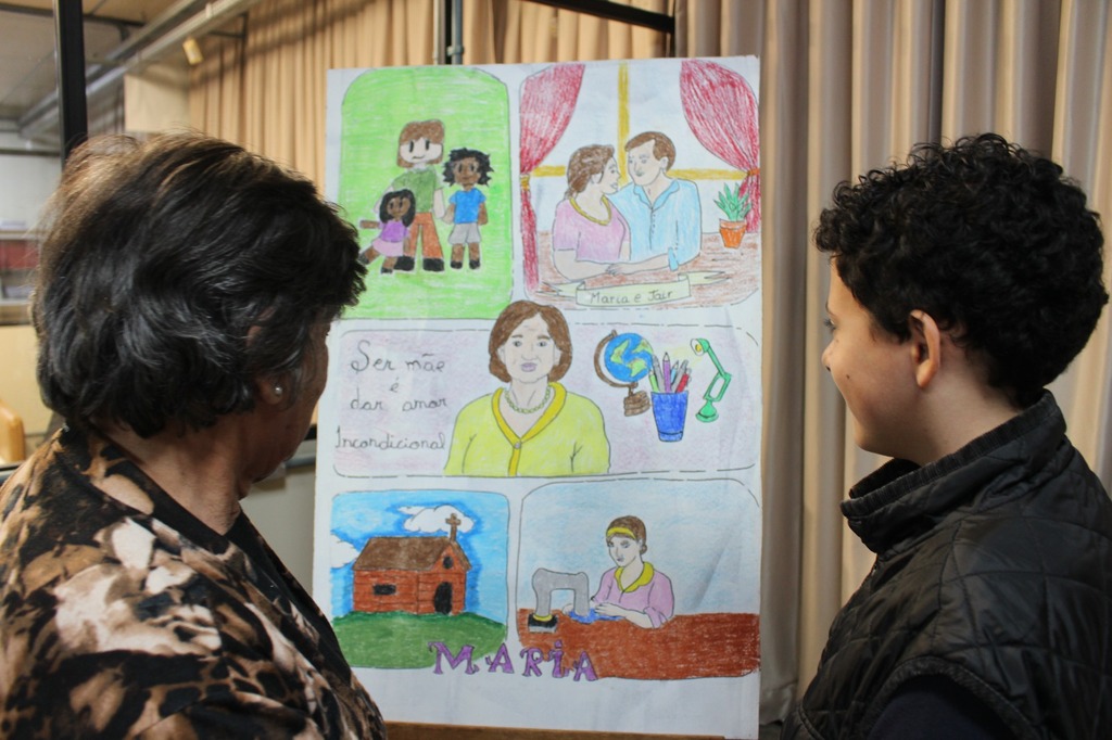 Alunos de Pinhalzinho transformam histórias de mulheres em exposição artística no hall da Prefeitura