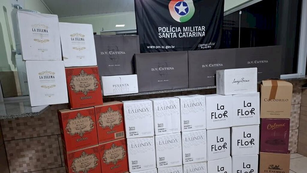 Vinhos escondidos em caixas de ovos são flagrados em abordagem no Oeste, na noite de quarta-feira, dia 13