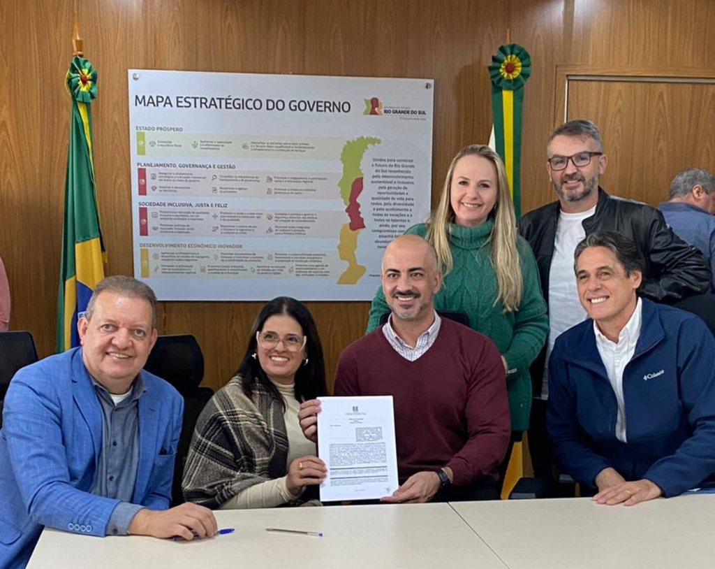 MORRINHOS DO SUL FIRMA CONVÊNIO DE R$ 220 MIL PARA MELHORIA DA ILUMINAÇÃO DO CAMPO DE FUTEBOL DE RIO BONITO