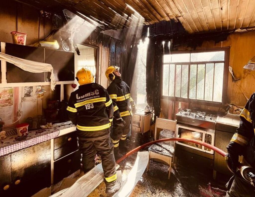 Bombeiros orientam sobre prevenção diante do aumento de incêndios residenciais no inverno