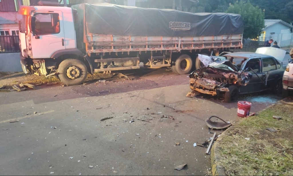 Colisão frontal entre caminhão e carro deixa dois feridos em Chapecó