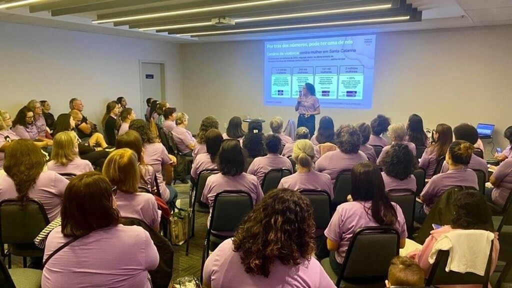 Instituto Natura e Avon levam debate sobre violência contra a mulher a Consultoras de Beleza em Joinville