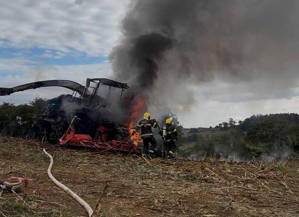 Máquina agrícola é completamente destruída por incêndio em propriedade rural, em  Cunha Porã, no Oeste catarinense