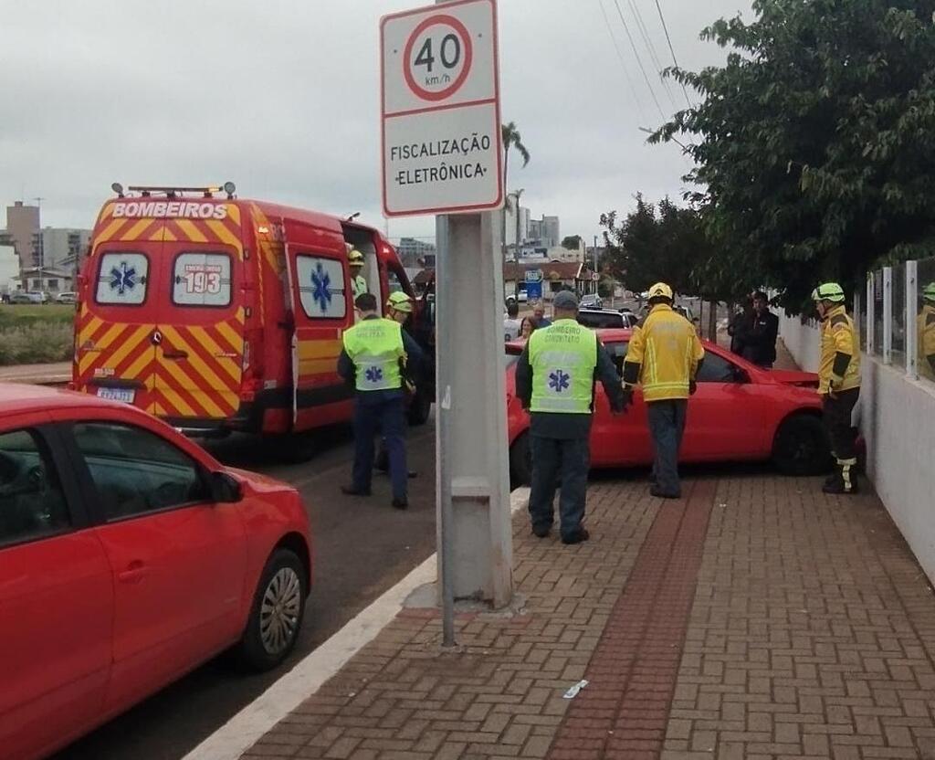 Motorista passa mal e bate carro contra muro de supermercado em Xanxerê, na manhã de sábado, dia 16