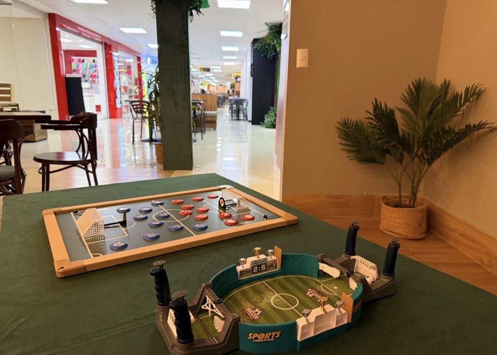 Clima de Copa no Shopping Della ganha ponto de troca de figurinhas e muita diversão com jogos