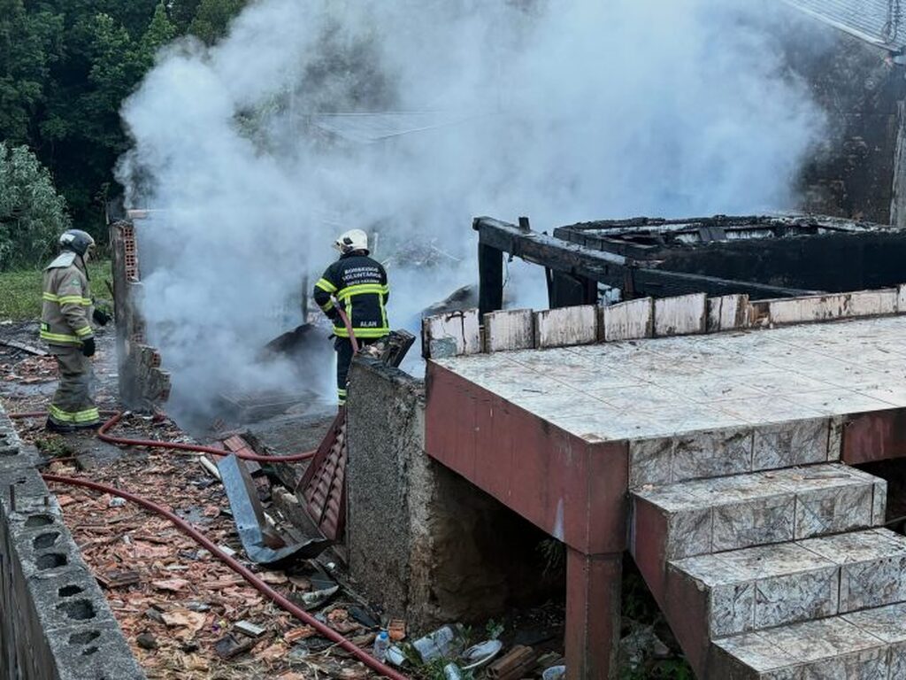 Bombeiros combatem incêndio em entulhos de casa destruída em Concórdia, na manhã de domingo, dia 17