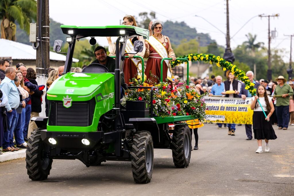 Em Meleiro no Sul do estado, governador de SC participa de desfile com 1390 tratores e destaca a força das pequenas propriedades para a agricultura catarinense