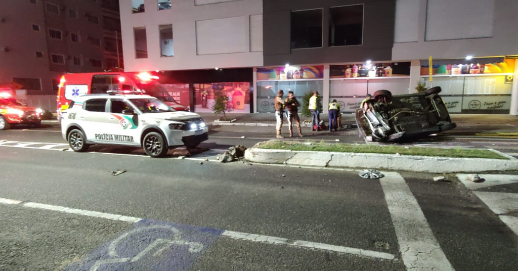 Jovem fica ferido após colidir contra canteiro e capotar veículo em Rio do Sul