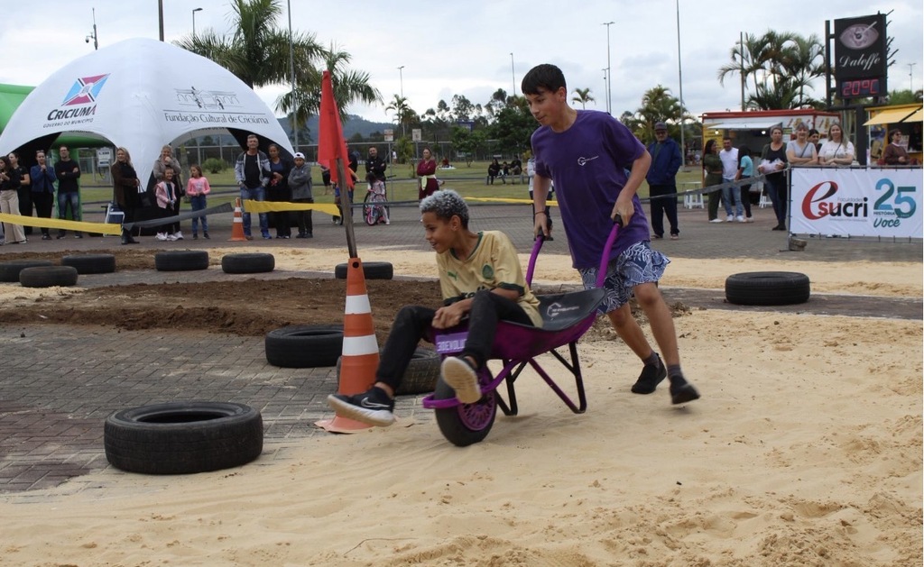 Primeiro Circuito Cross de Carrinho de Mão reúne famílias no Parque dos Imigrantes, em Criciúma
