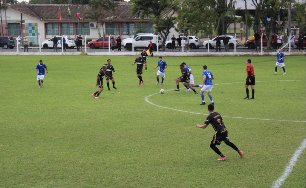 Amigos do Pexinga vence o Multicenter na abertura do Campeonato Municipal de Futebol de Criciúma
