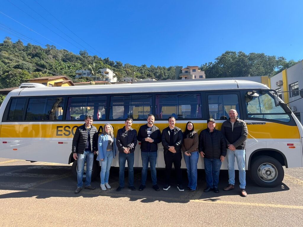 Deputado Lucas Neves destina recursos para aquisição de  micro-ônibus para a Secretaria da Educação de Ouro