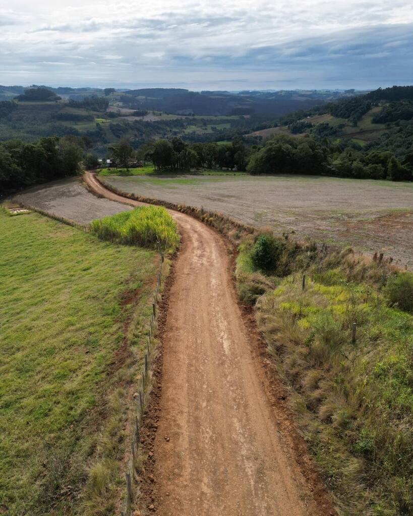 Obras de manutenção na Linha Tomazelli recebem nova etapa de melhorias viárias no interior de Serra Alta