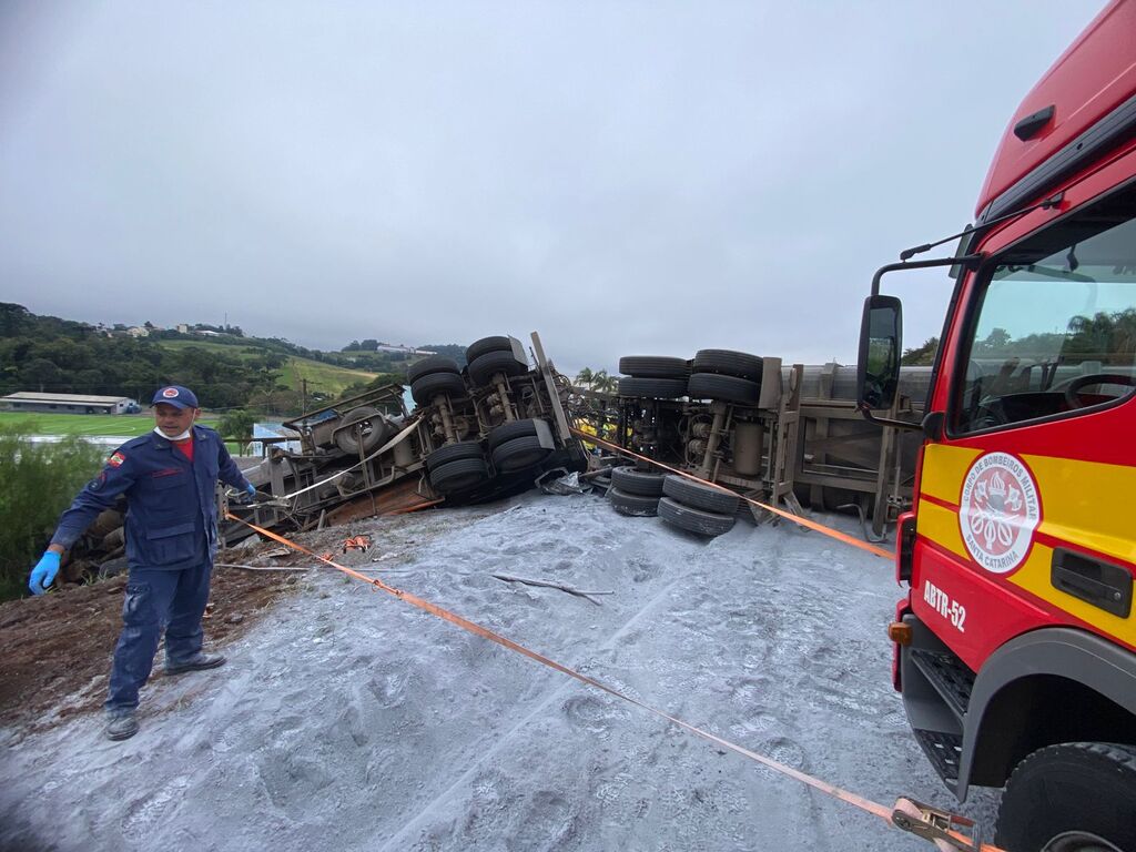 Acidente entre carreta e dois carros deixa vítimas nas ferragens na BR-282, na manhã de segunda-feira, dia 18
