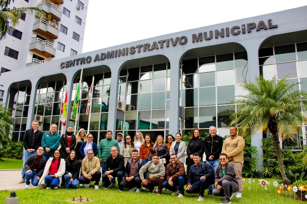 Comitiva empresarial do Acre estuda modelo de desenvolvimento econômico de Pinhalzinho