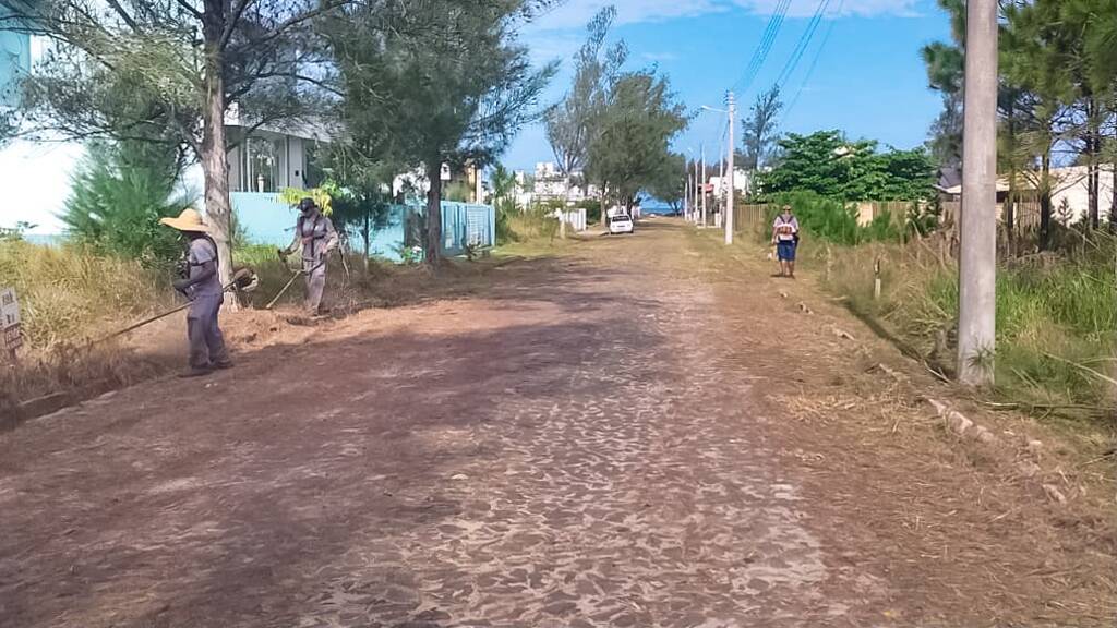 SECRETARIA DE OBRAS INTENSIFICA SERVIÇOS DE LIMPEZA, ROÇADAS E MANUTENÇÃO EM PASSO DE TORRES