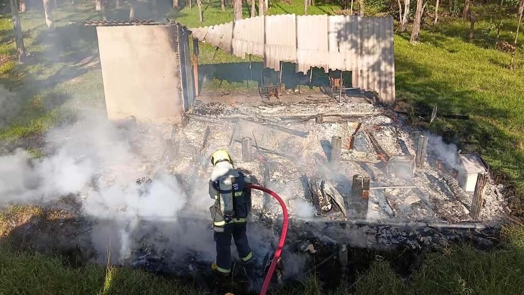 Incêndio destrói residência no interior de Anita Garibaldi
