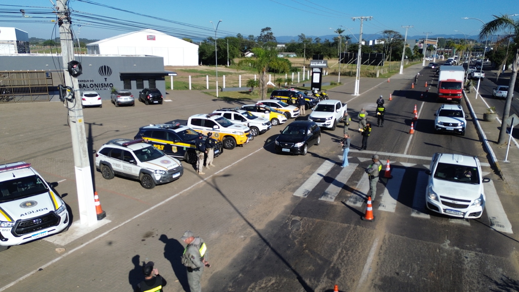 BLITZ EDUCATIVA DO MAIO AMARELO REFORÇA CONSCIENTIZAÇÃO NO TRÂNSITO EM TORRES