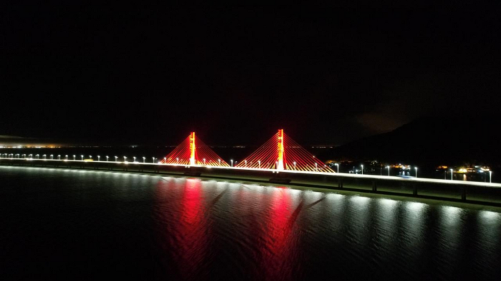 Ponte Anita Garibaldi se ilumina contra violência silenciosa no país