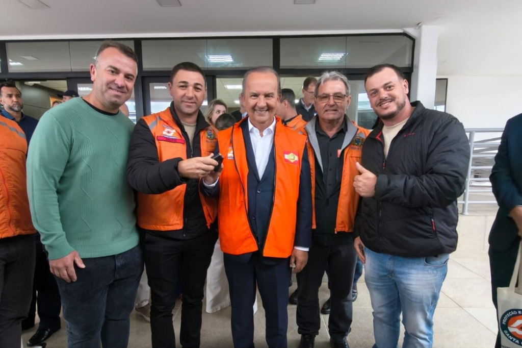 PROTEÇÃO E DEFESA CIVIL DE PASSO DE TORRES RECEBE VIATURA 4X4 PARA REFORÇAR ATENDIMENTOS E AÇÕES PREVENTIVAS