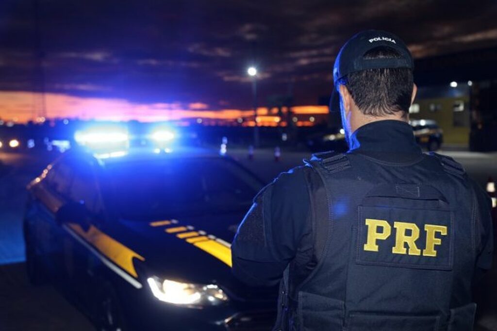 PRF apreende medicamentos ilegais e flagra transporte irregular de carga em Chapecó
