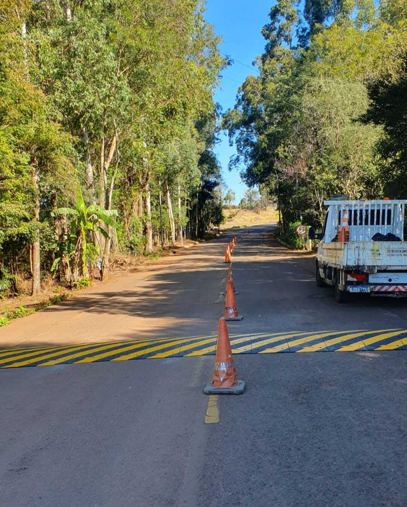 Prefeitura reinstala lombada na Linha Alto Guamerim atendendo pedido da comunidade