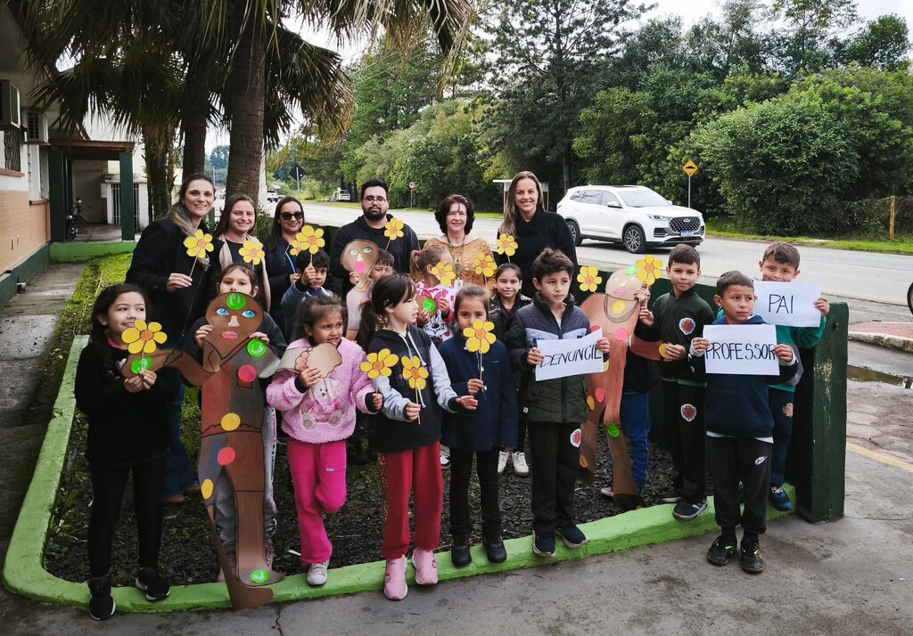 CREAS de Três Barras participa na Hora Cívica do dia Dia Nacional de Combate à Exploração Sexual de Crianças e Adolescentes